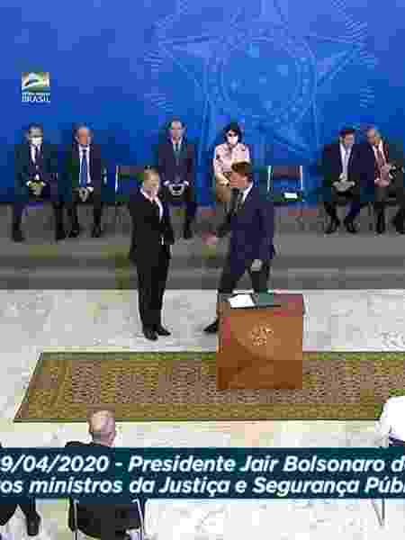 André Mendonça, ministro da Justiça, presta continência ao presidente Jair Bolsonaro ao tomar posse - TV Brasil/Reprodução - TV Brasil/Reprodução