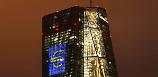 Sinal do euro na sede do Banco Central Europeu, em Frankfurt, Alemanha