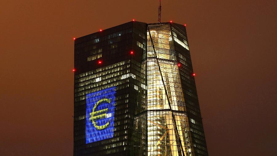 Sinal do euro na sede do Banco Central Europeu, em Frankfurt, Alemanha - Por Bart H. Meijer