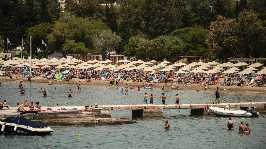 Banhistas aproveitam primeiro dia de reabertura de praias na Grécia - Angelos Tzortzinis / AFP