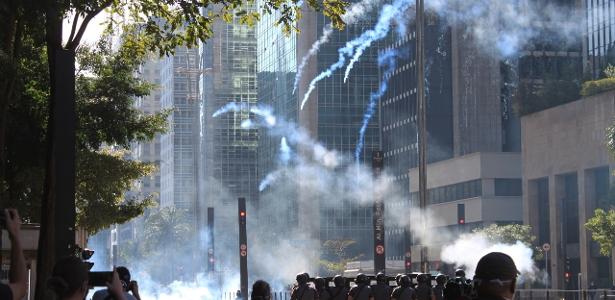 PM dispersa manifestantes na Paulista com uso de bombas de gás lacrimogêneo