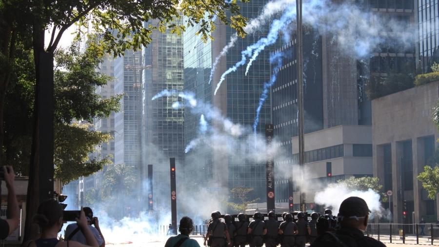 PM dispersa manifestantes na Paulista com uso de bombas de gás lacrimogêneo - Thaís Haliski/UOL