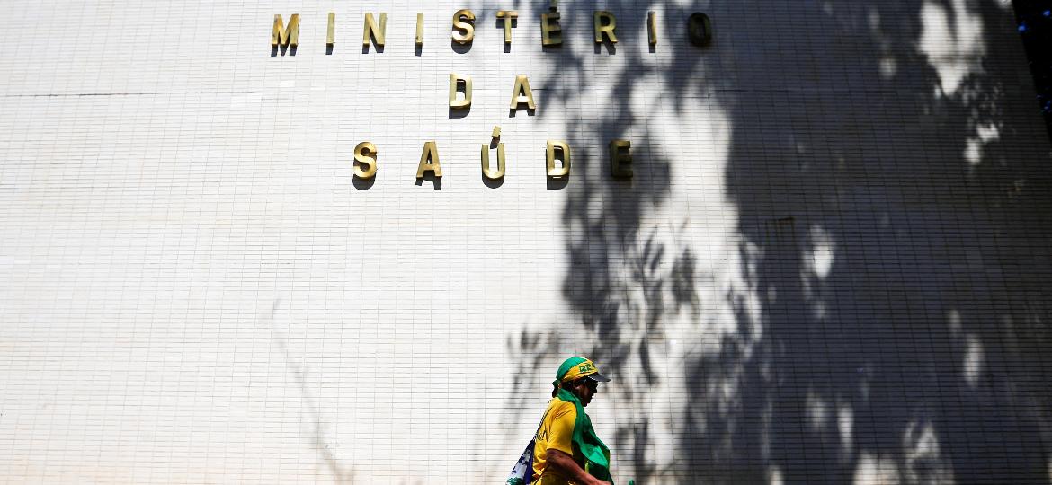 Manifestante de apoio ao governo passa em frente ao Ministério da Saúde, em Brasília - ADRIANO MACHADO