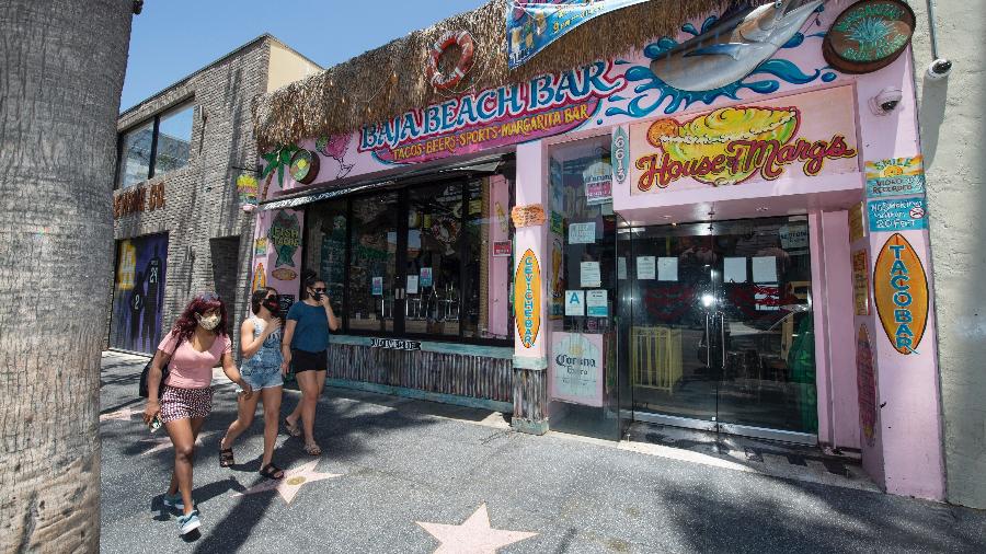 Os bares do condado de Los Angeles, o mais populoso do país, já tinham tido que fechar as portas no fim de semana passado - AFP