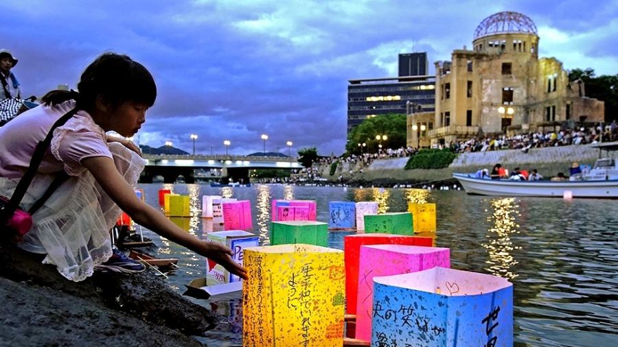 Lanternas são vistas no rio Motoyasu ao lado do Domo da Bomba Atômica em Hiroshima em 2019 para marcar o aniversário do bombardeio - Getty Images