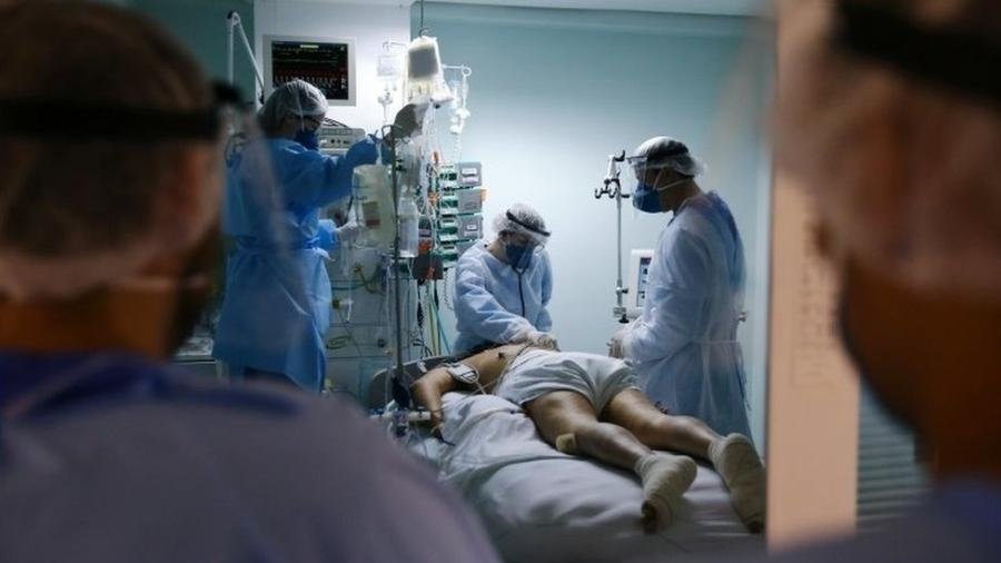 Hospitais voltaram a ficar cheios com pacientes infectados pelo novo coronavírus - Reuters