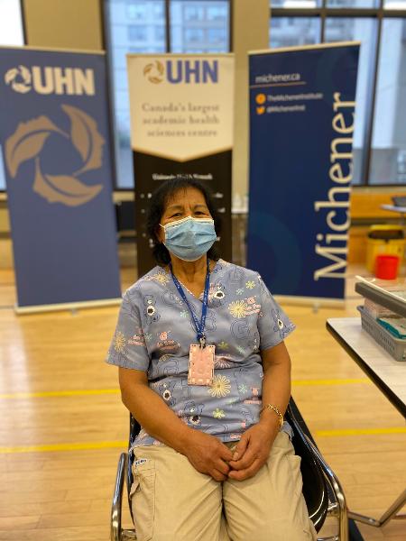 Anita Quidangen, funcionária do Rekai Centre, a primeira pessoa a ser vacinada no Canadá contra a covid-19 - Divulgação/University Health Network