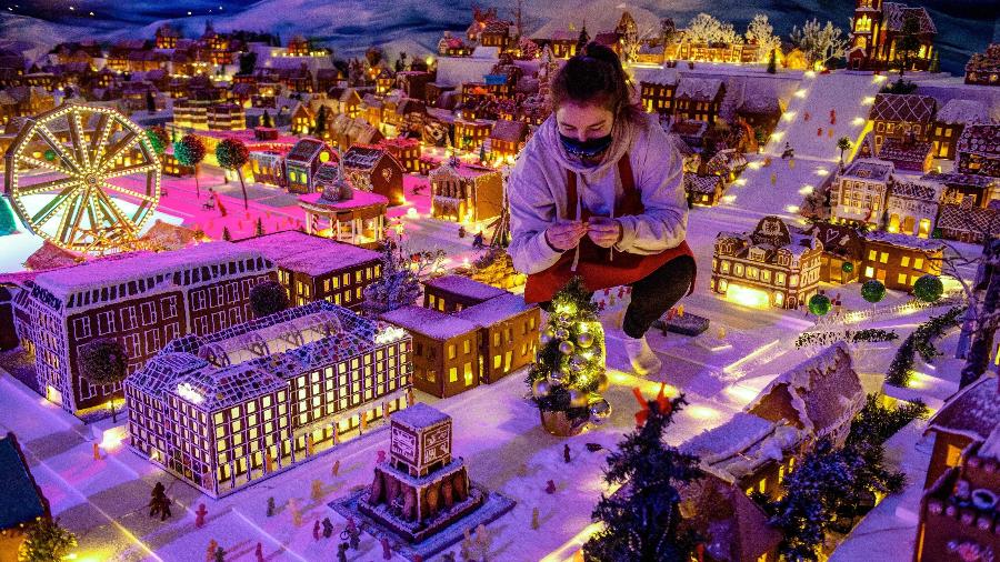 Funcionária de feira de Natal prepara maquete em Bergen, na Noruega, país com maior IDH no mundo - Marit Hommedal/AFP