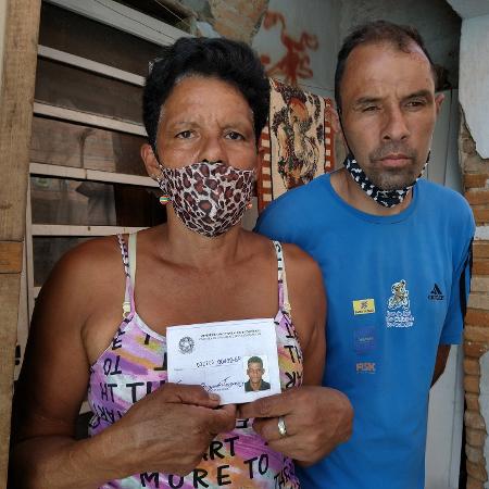 Iara, 60, mãe de Rodrigo e Bruno, segura a carteira de trabalho de Rodrigo, preso depois de voltar da bicicletaria em que trabalha - Marcelo Oliveira/UOL - Marcelo Oliveira/UOL