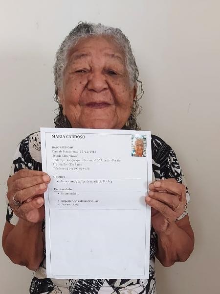 Maria Cardoso, de 101 anos, com o currículo - Arquivo pessoal