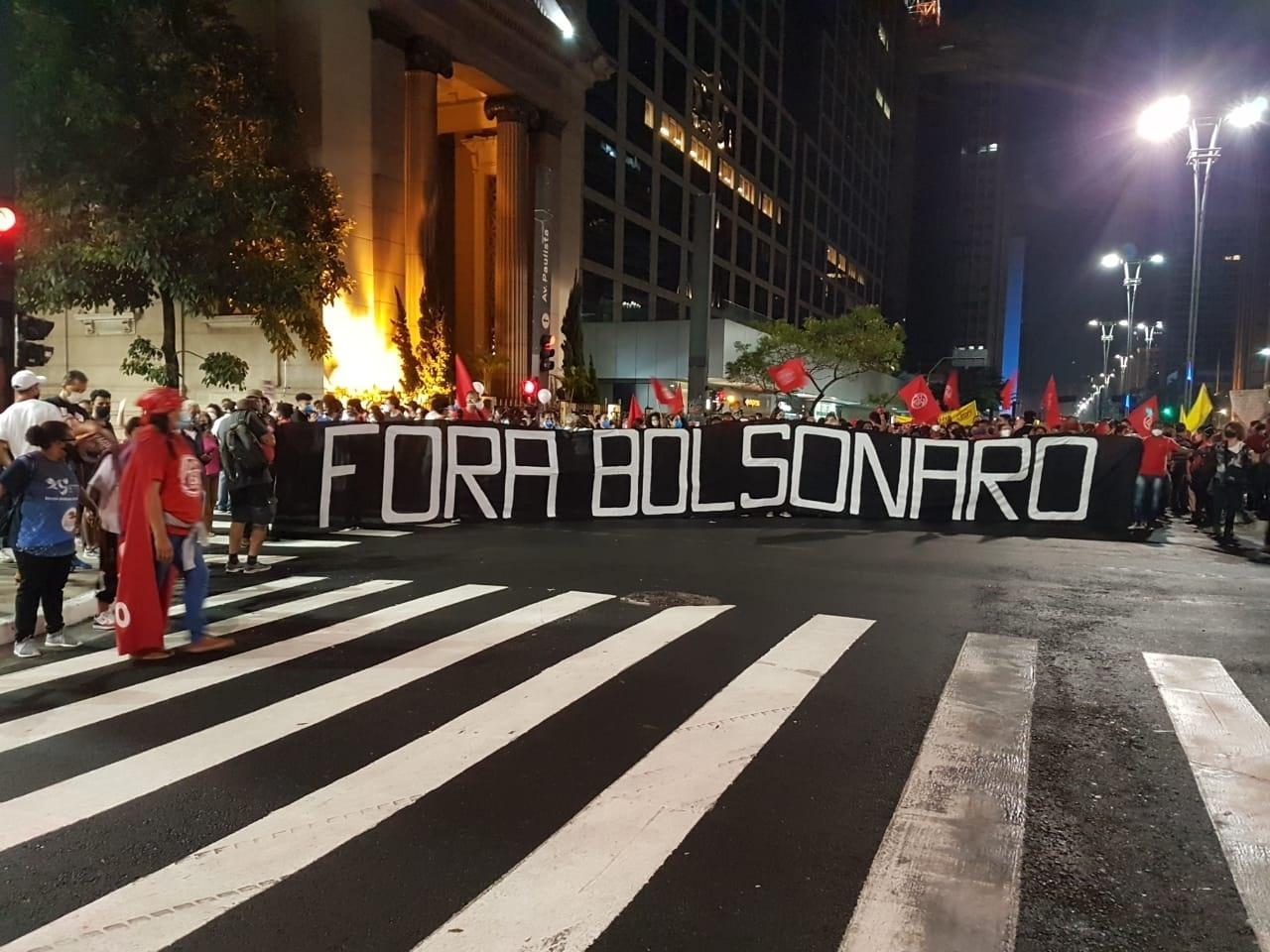 29.maio.2021 - Cartaz pede "Fora Bolsonaro" em ato na Avenida Paulista - José Dacau/UOL