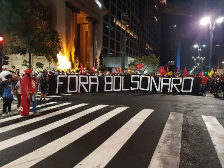 Cartaz pede "Fora Bolsonaro" em ato na Avenida Paulista: bem que a grande mídia, como em 1984, tentou esconder a dimensão dos protestos, mas hoje temos a internet - José Dacau/UOL