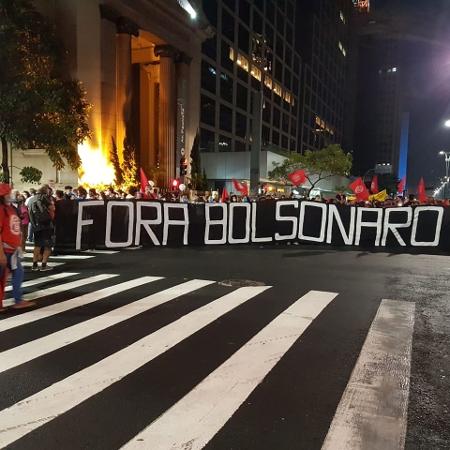 29.maio.2021 - Cartaz pede "Fora Bolsonaro" em ato na Avenida Paulista - José Dacau/UOL