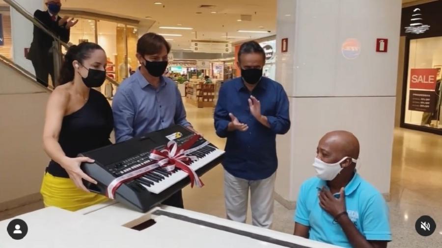 Ambulante que tocou em piano de shopping faz vaquinha para comprar teclado - Instagram/reprodução