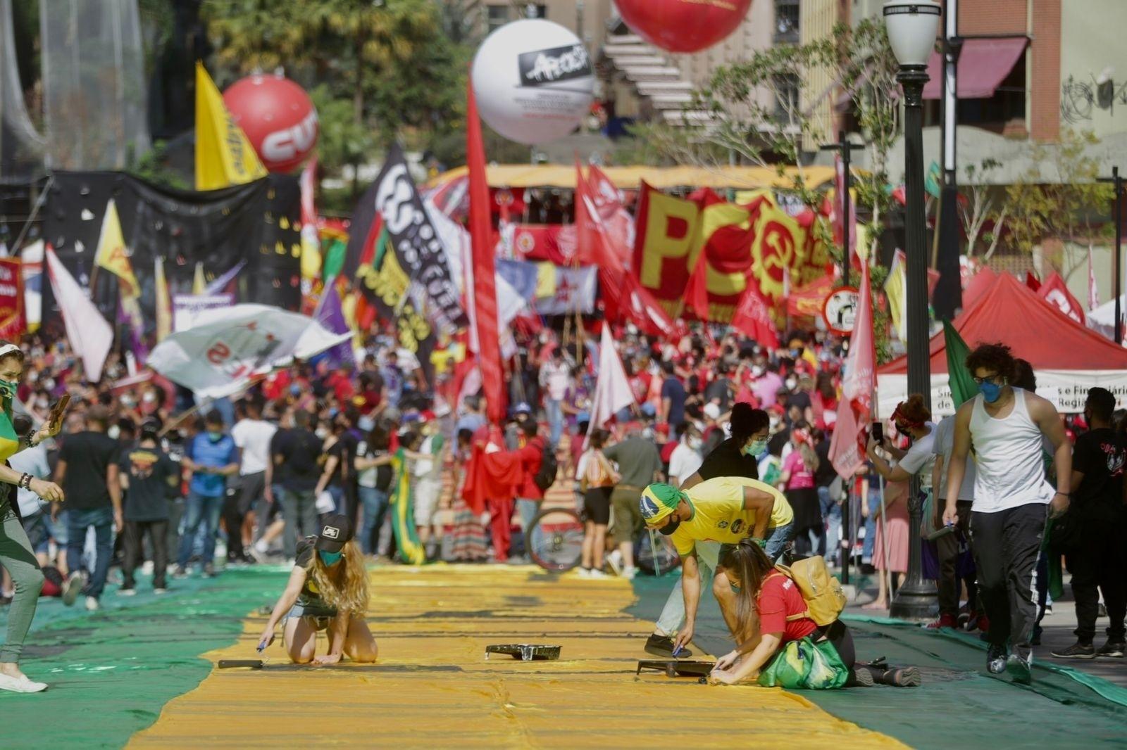 7.set.2021 - Manifestantes contra o presidente Jair Bolsonaro pintam bandeira no Vale do Anhangabaú, em São Paulo - Ricardo Matsukawa/UOL