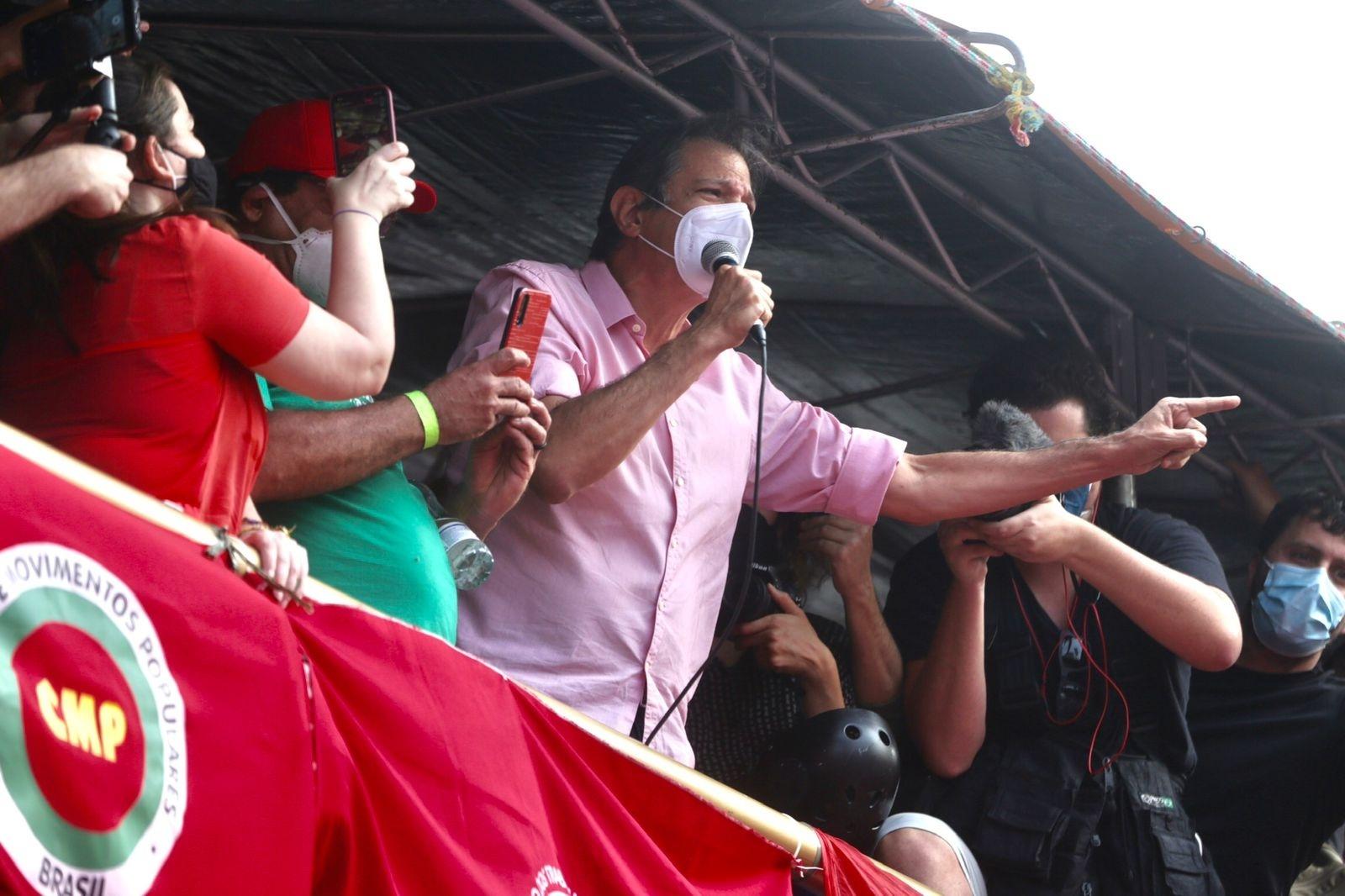 7.set.2021 - O ex-prefeito de São Paulo Fernando Haddad (PT-SP) discursa em ato contra Jair Bolsonaro no Vale do Anhangabaú - Ricardo Matsukawa/UOL