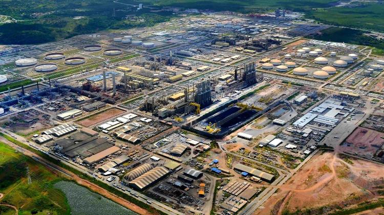 Refinaria Abreu e Lima, em Pernambuco; Petrobras precisa se transformar em empresa de energia e não apenas de petróleo, diz especialista 