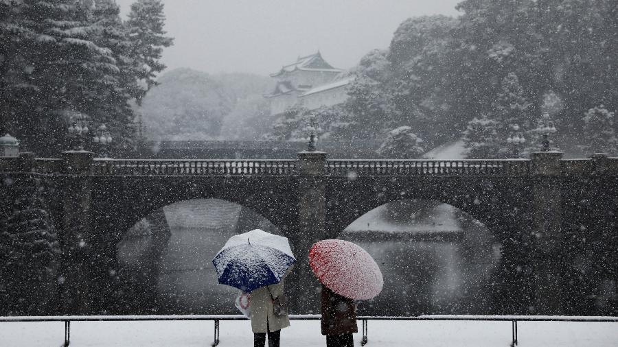 Área perto do Palácio Imperial, em Tóquio, coberta pela neve. Mais de 100 voos foram cancelados devido à tempestade de neve - REUTERS/Issei Kato