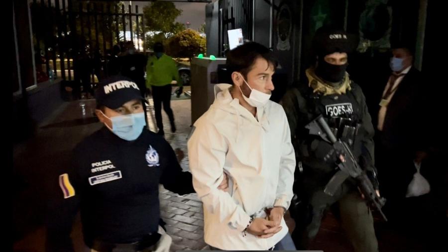 Algemado, o bicheiro Bernardo Bello é conduzido por policiais na Colômbia - Divulgação/ MPRJ
