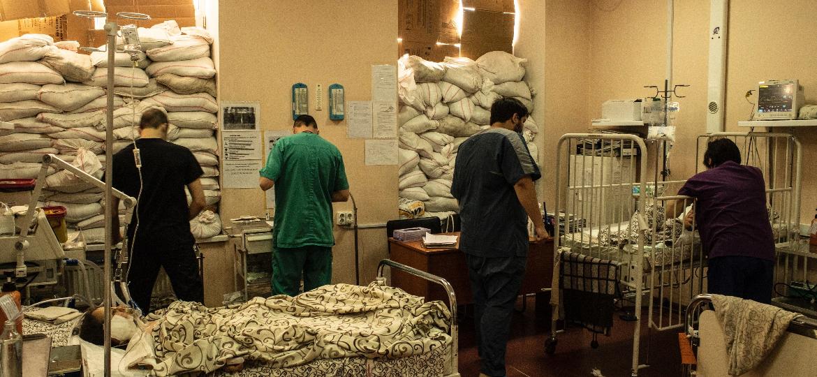 21.mar.2022 - Hospital pediátrico de Zaporizhzhia com as janelas tapadas por sacos de areia - André Liohn/UOL