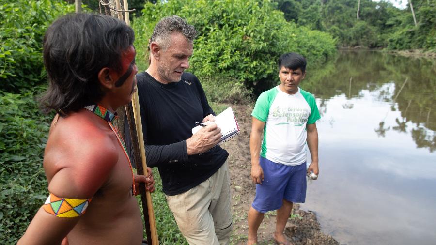 16.nov.2019 - O jornalista Dom Phillips conversa com indígenas da aldeia Maloca Papiú, em Roraima - JOAO LAET/AFP