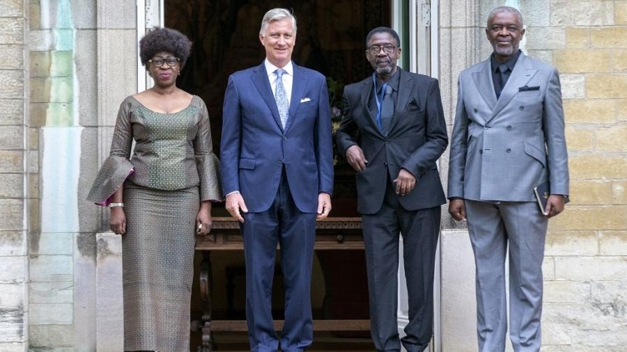 Filhos de Patrice Lumumba, Juliana Lumumba, Roland Lumumba e Francois Lumumba, com o rei Philippe da Bélgica - NICOLAS MAETERLINCK/AFP