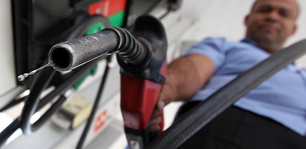 El diésel es más caro que la gasolina por primera vez desde 2004