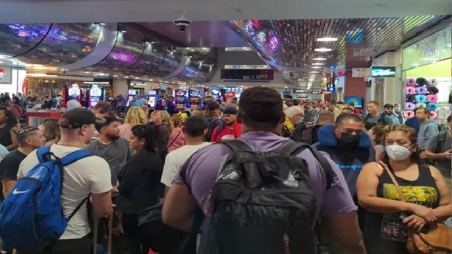 Confusão em aeroporto gerou enormes filas e atrasos nos voos - Reprodução/Twitter