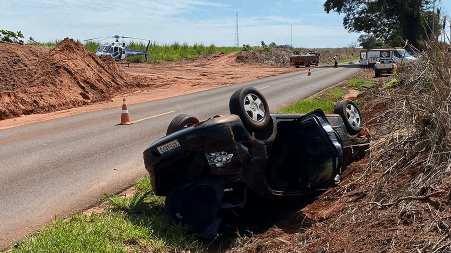 Carro capotou na PR-463, altura de Paranacity - Samu