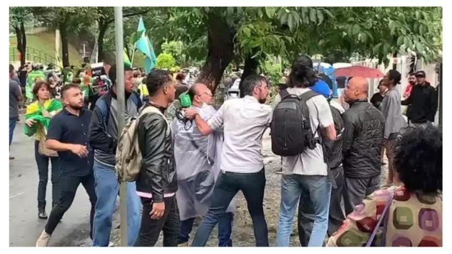 Profissionais de imprensa foram agredidos por bolsonaristas em acampamento golpista em Belo Horizonte (MG) - 6.jan.2023 - Reprodução