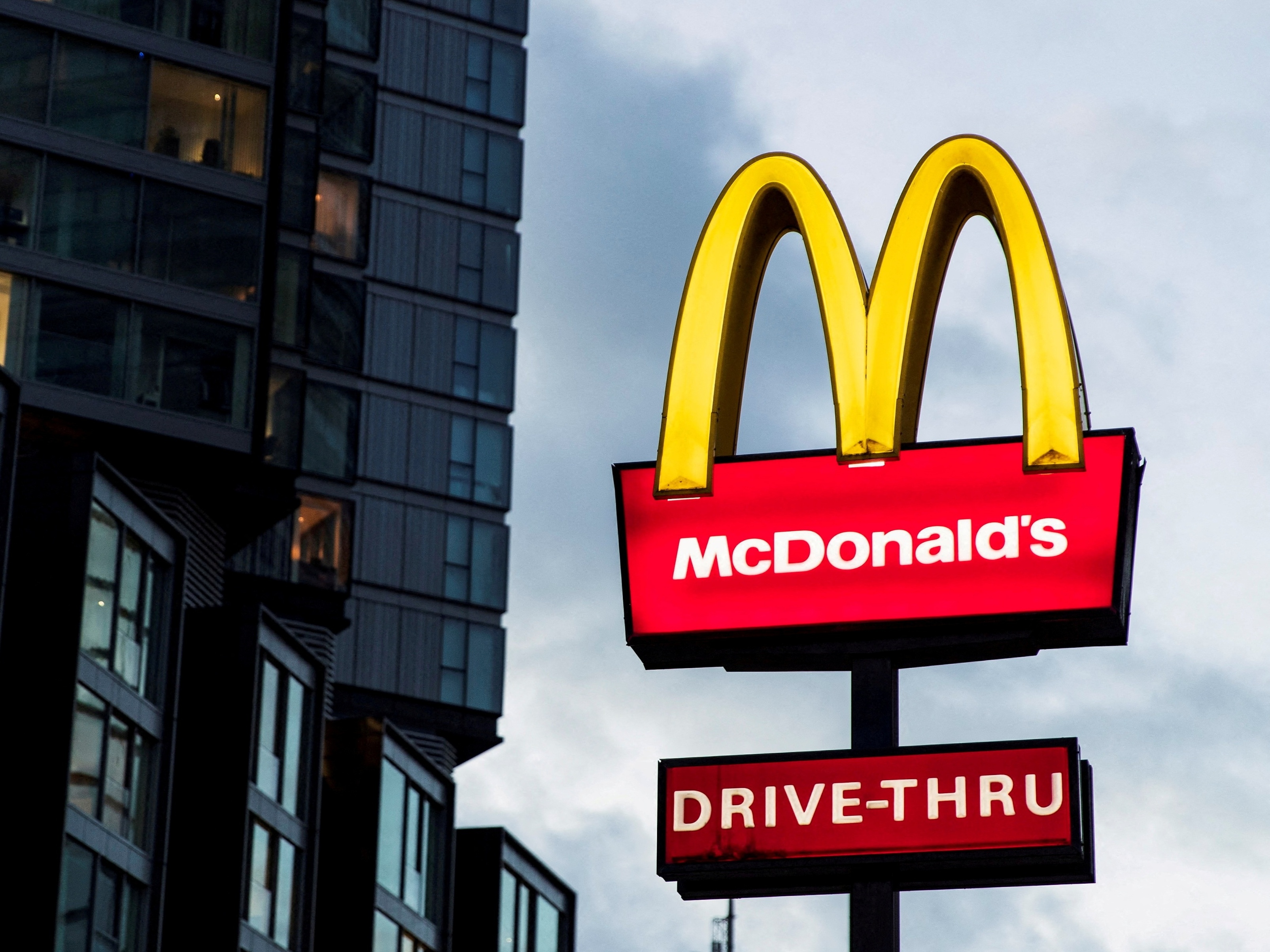 Dopo 25 anni chiude McDonald's al Politeama
