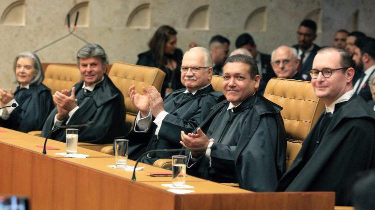 Cristiano Zanin se senta ao lado de Nunes Marques no plenário do STF