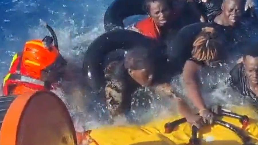 A Guarda Costeira da Itália resgatou 91 pessoas que estavam em dois barcos que naufragaram perto da Ilha de Lampedusa