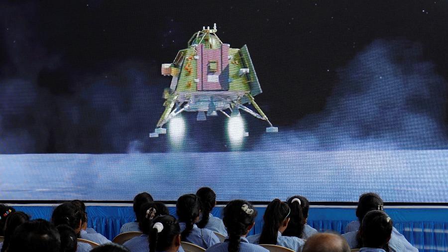Pessoas assistem a transmissão de pouso da sonda Chandrayaan-3 na Lua, em auditório na cidade de Ahmedabad, na Índia