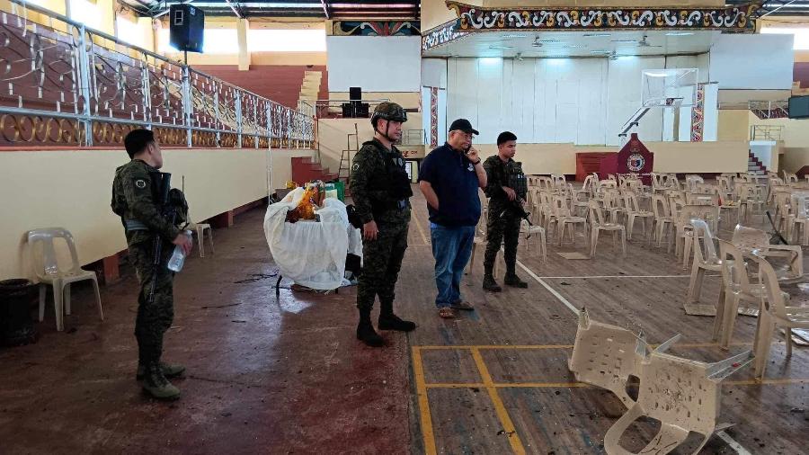 O governador de Lanao Del Sur, Mamintal Adiong Jr. (de boné) e policias no local da explosão