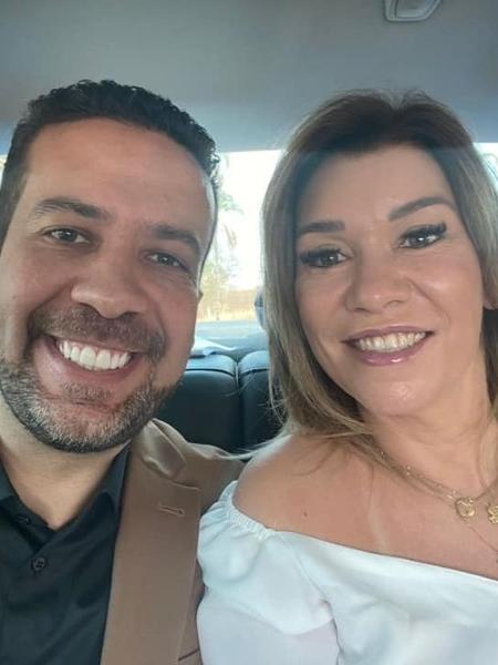 André Janones e Leandra Guedes em foto publicada no Facebook em 2021 André Janones e Leandra Guedes em foto publicada no Facebook em 2021