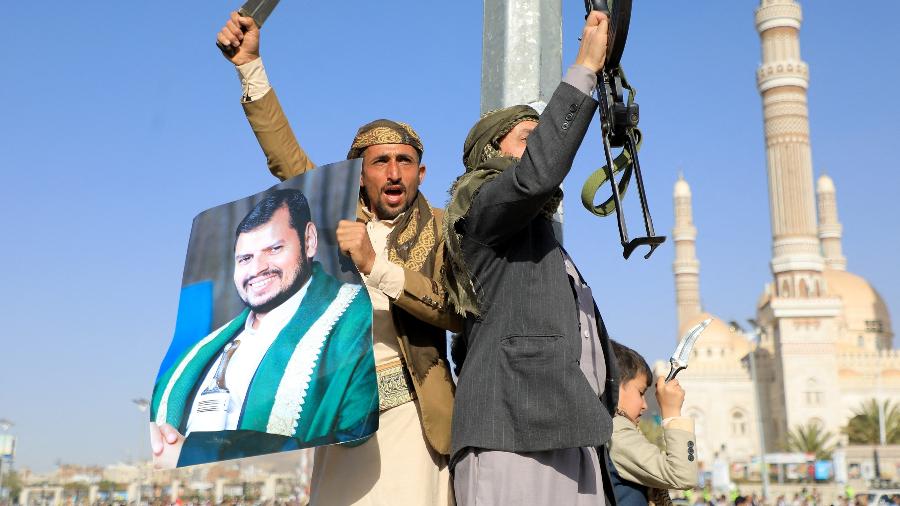 12.jan.2024 - Combatentes houthis protestam contra ataque de EUA e Reino Unido à capital do Iêmen, Sanaa