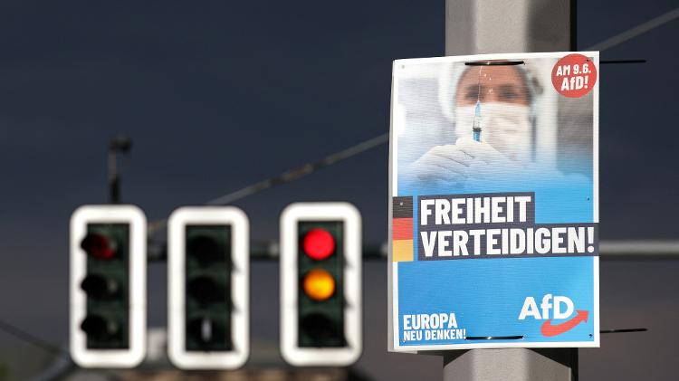 Cartaz em Berlim da campanha eleitoral do partido de extrema direita AfD para as próximas eleições europeias de 2024  