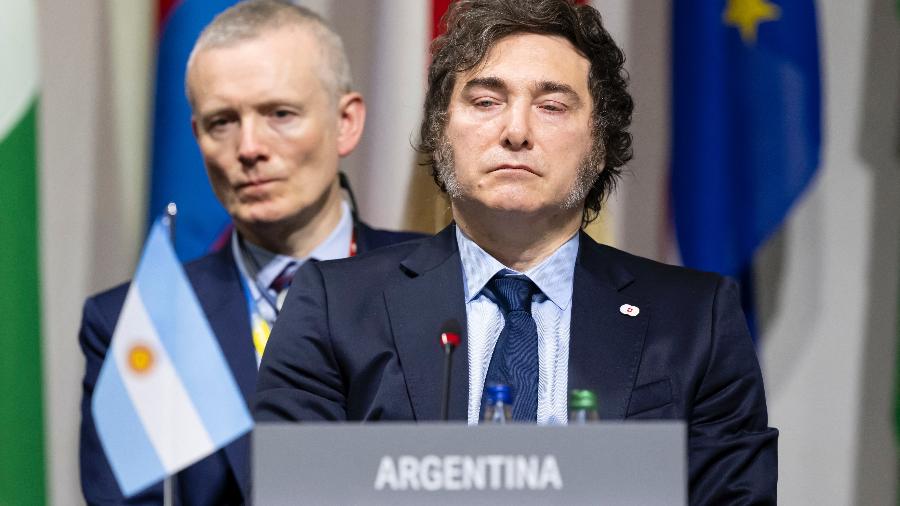 O presidente da Argentina, Javier Milei, participa da sessão plenária da Cúpula sobre a paz na Ucrânia, no luxuoso resort Burgenstock, perto de Lucerna, em 15 de junho de 2024