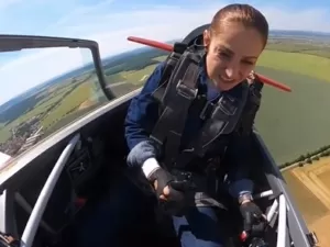 Vídeo mostra piloto em pouso de emergência após 'cabine' abrir durante voo