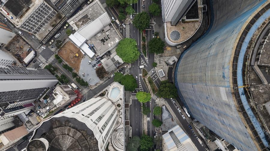 Vista do miolo de prédios modernos no centro de São Paulo, atravessados pela avenida Ipiranga