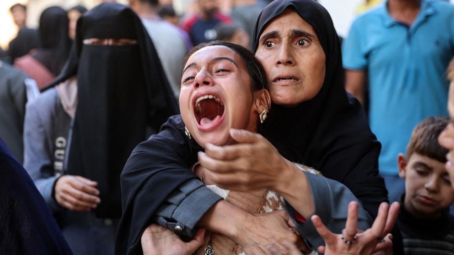 Adolescente palestina chora após chegada de corpos às dependênciad so hospital al-Shifa, na Cidade de Gaza