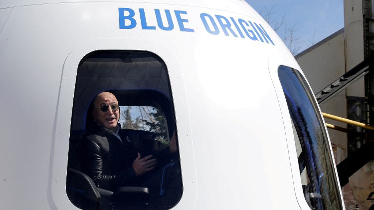 Fundador da Amazon, Jeff Bezos posa dentro de cápsula de sua empresa espacial, a Blue Origin