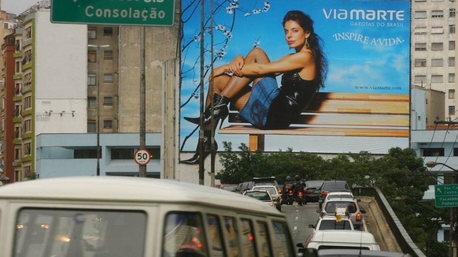 Antes da aprovação de Lei Cidade Limpa, em 2007, cidade tinha muita poluição visual. Na foto outdoor com a modelo Daniela Cicarelli, no Elevado João Goulart Antes da aprovação de Lei Cidade Limpa, em 2007, cidade tinha muita poluição visual. Na foto outdoor com a modelo Daniela Cicarelli, no Elevado João Goulart