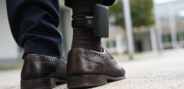 Tornozeleiras eletrônicas: empresa brasileira já monitorou 750 mil detentos