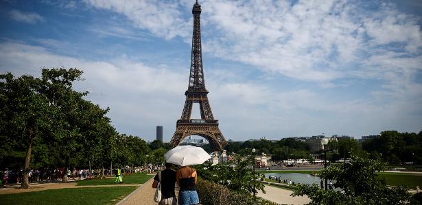 Diretor da Torre Eiffel deixará cargo por afastar funcionárias durante visita