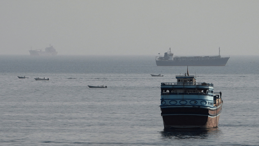 Embarcações no Estreito de Hormuz, vistas de Musandam, Omã; escolta dos EUA acontecia somente durante a noite