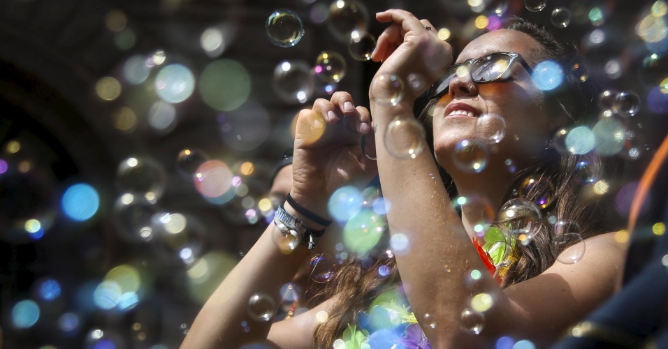 29.jun.2015 - Mulher dança entre bolhas de sabão enquanto marcha na Parada do Orgulho Gay em San Francisco, na Califórnia (EUA)