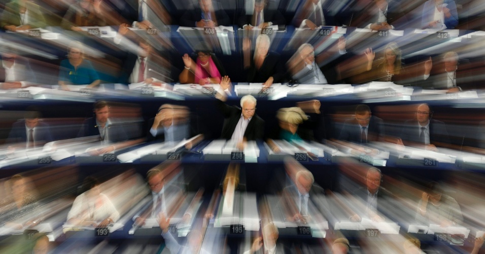 8.set.2015 - Membros do Parlamento europeu participam de uma sessão de votação em Estrasburgo, na França
