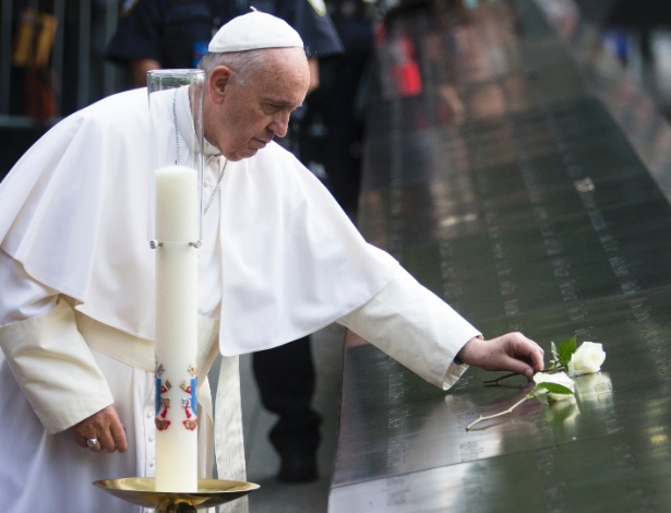 Papa deixa rosa branca em memorial pelas vítimas do 11 de Setembro - Jewel Samad/AFP